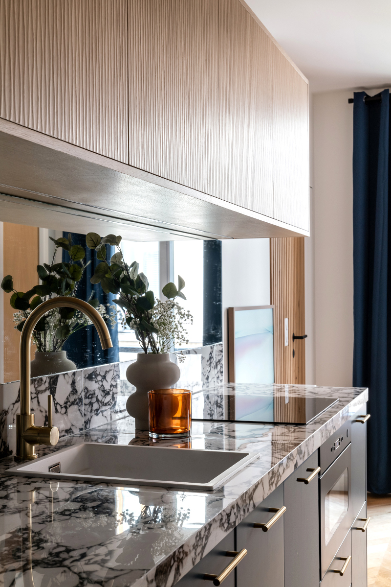 kitchen small three-room 55sqm apartment for rent in Paris contemporary decor Photo: © Agathe Tissier kitchen small three-room 55sqm apartment for rent in Paris contemporary decor Photo: © Agathe Tissier