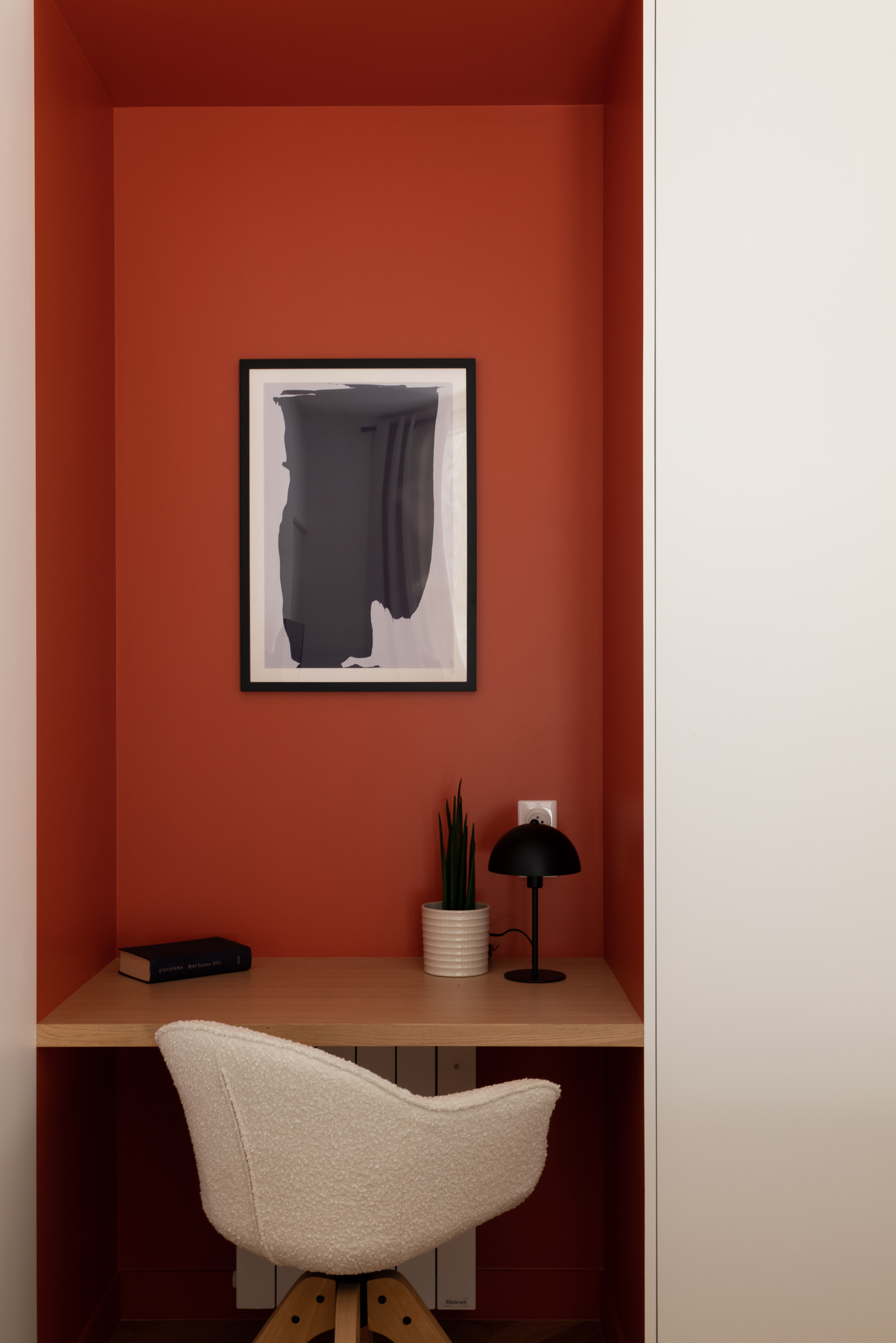 office space in bedroom Photo: © Agathe Tissier office space in bedroom Photo: © Agathe Tissier