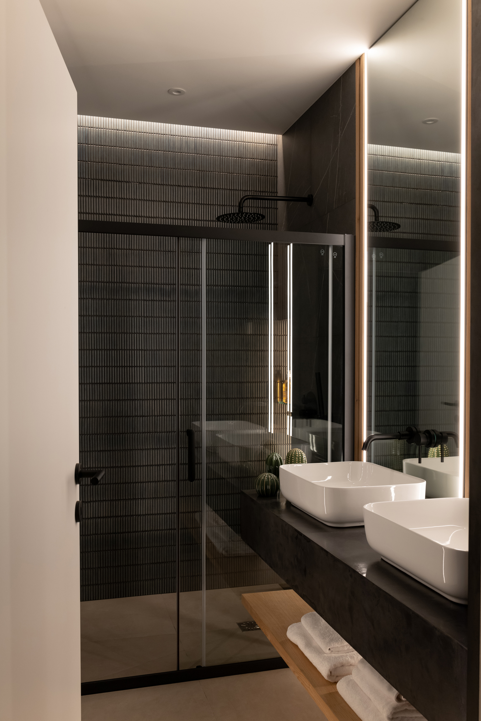black contemporary bathroom Photo: © Agathe Tissier black contemporary bathroom Photo: © Agathe Tissier