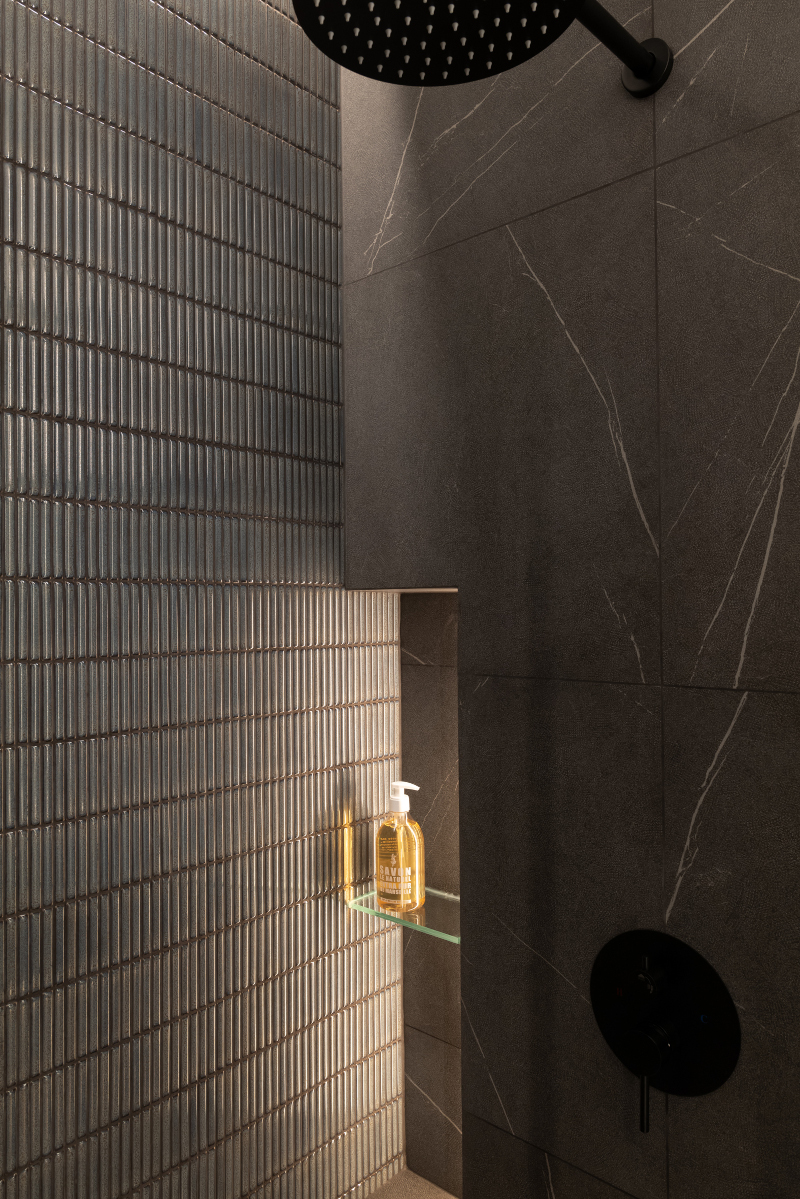 black contemporary bathroom Photo: © Agathe Tissier black contemporary bathroom Photo: © Agathe Tissier