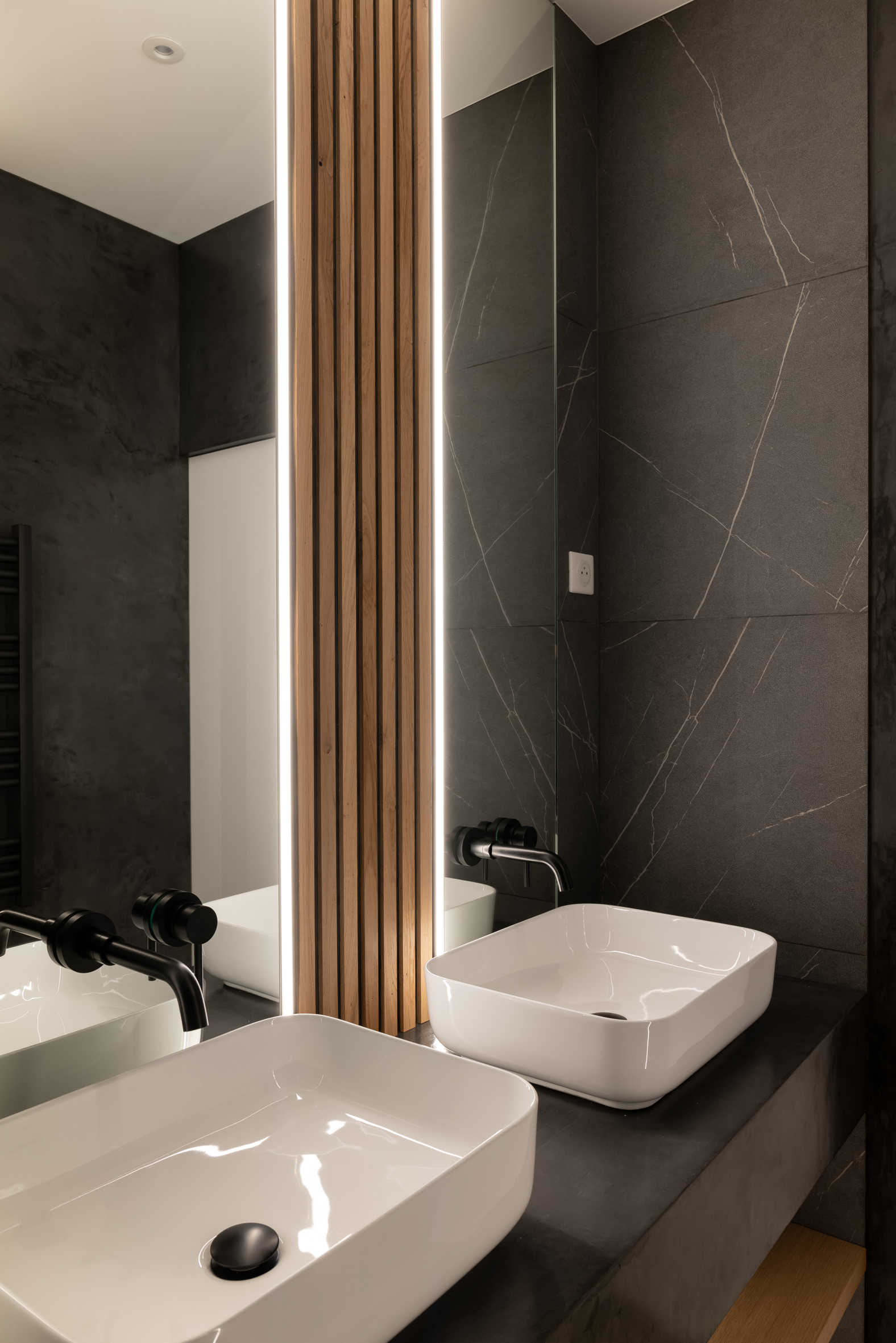black contemporary bathroom Photo: © Agathe Tissier black contemporary bathroom Photo: © Agathe Tissier