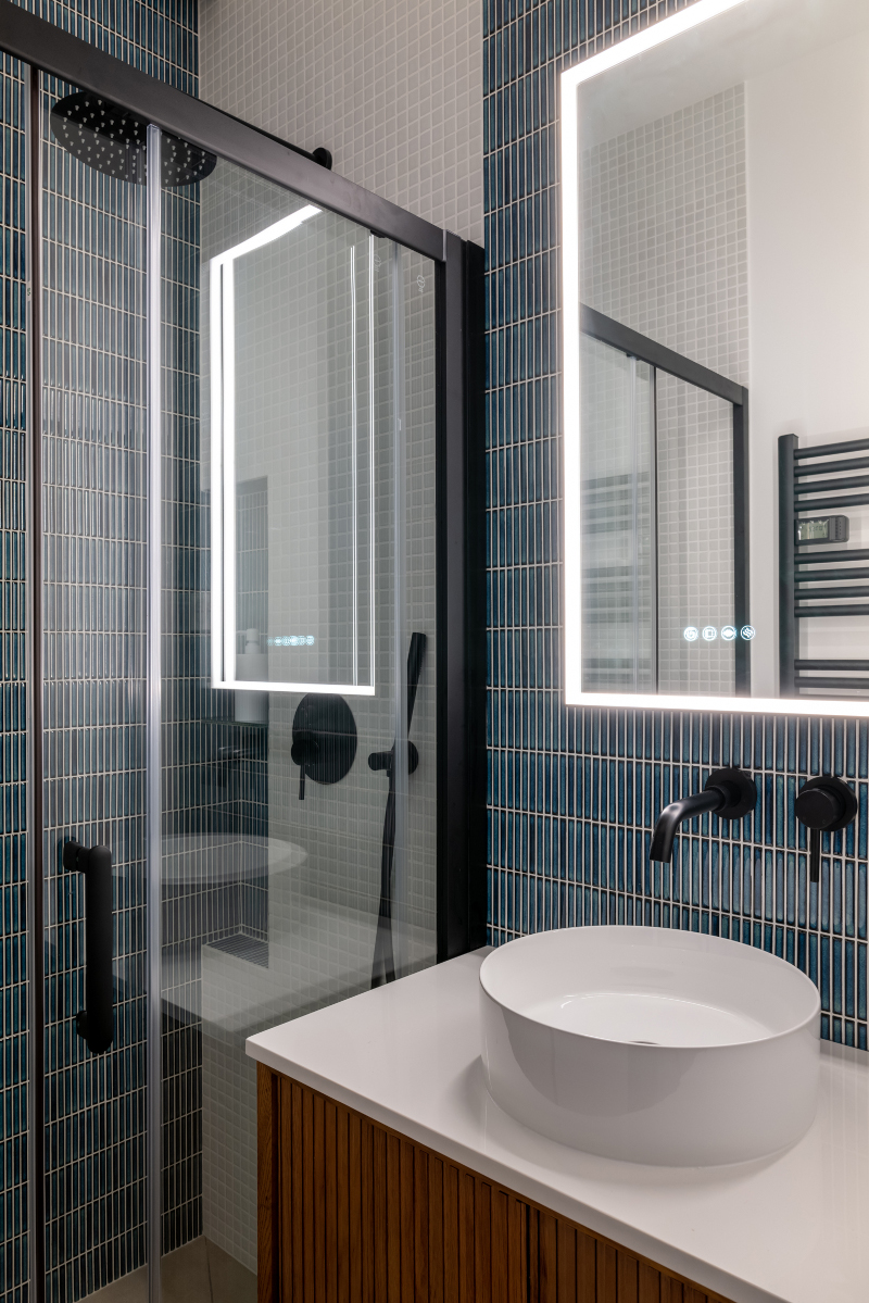 blue contemporary bathroom Photo: © Agathe Tissier blue contemporary bathroom Photo: © Agathe Tissier