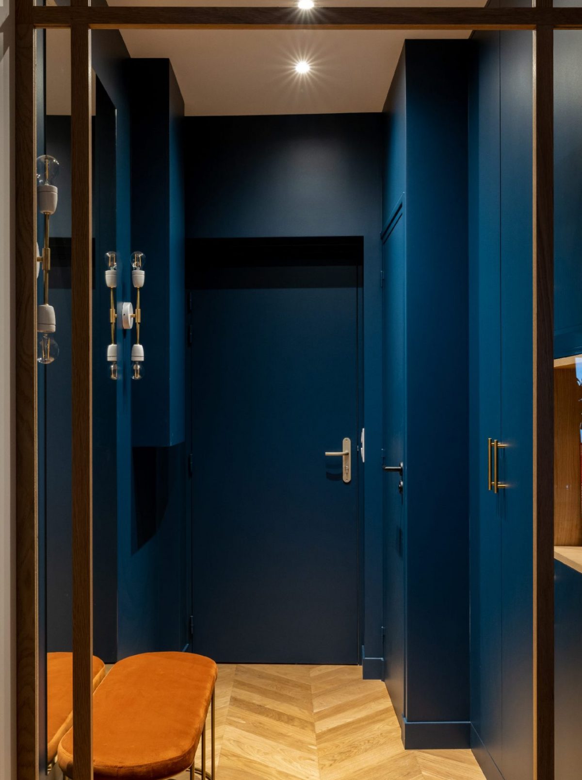 blue entryway Photo: © Agathe Tissier blue entryway Photo: © Agathe Tissier