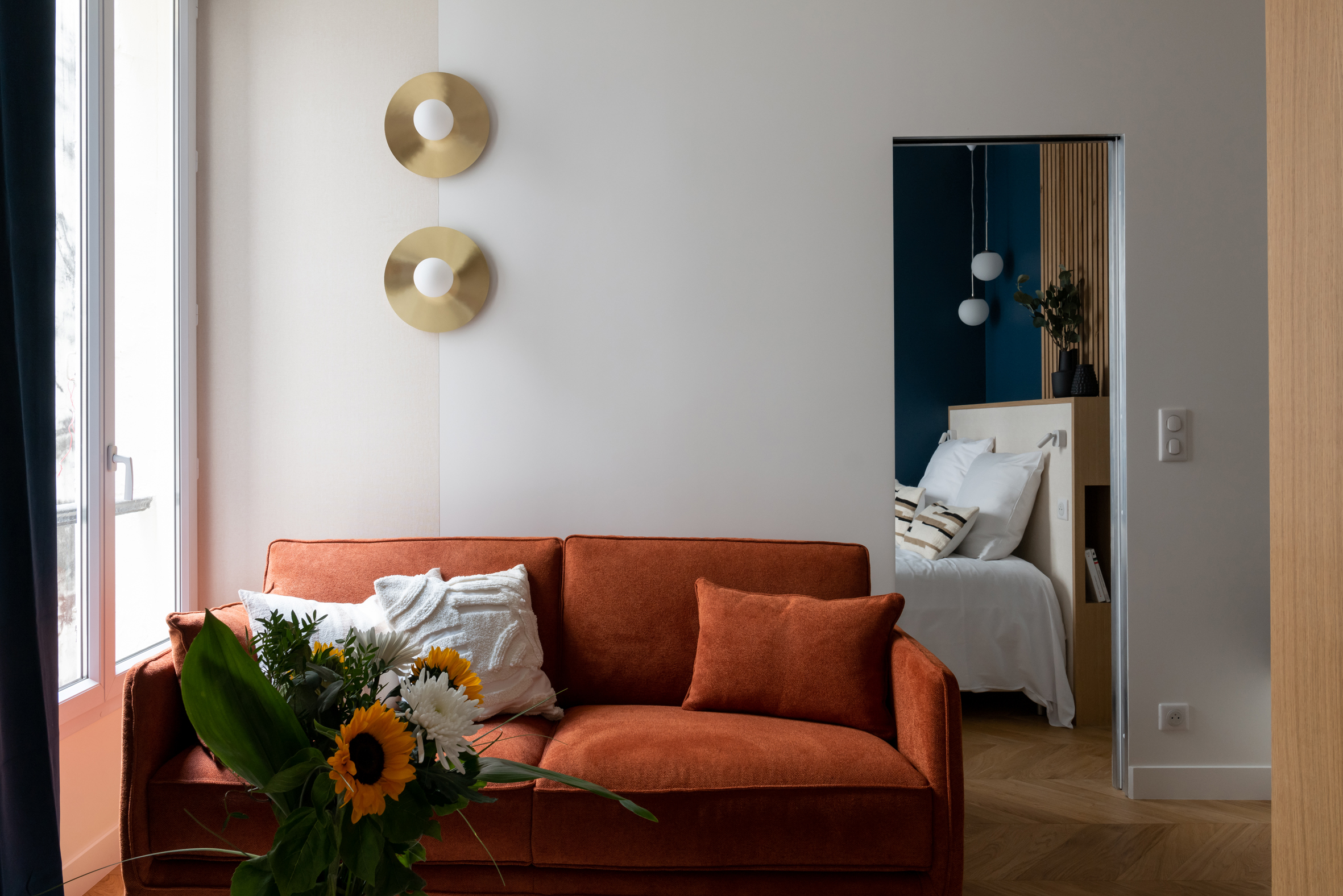 bedroom and living room small three-room 55sqm apartment for rent in Paris contemporary decor Photo: © Agathe Tissier bedroom and living room small three-room 55sqm apartment for rent in Paris contemporary decor Photo: © Agathe Tissier