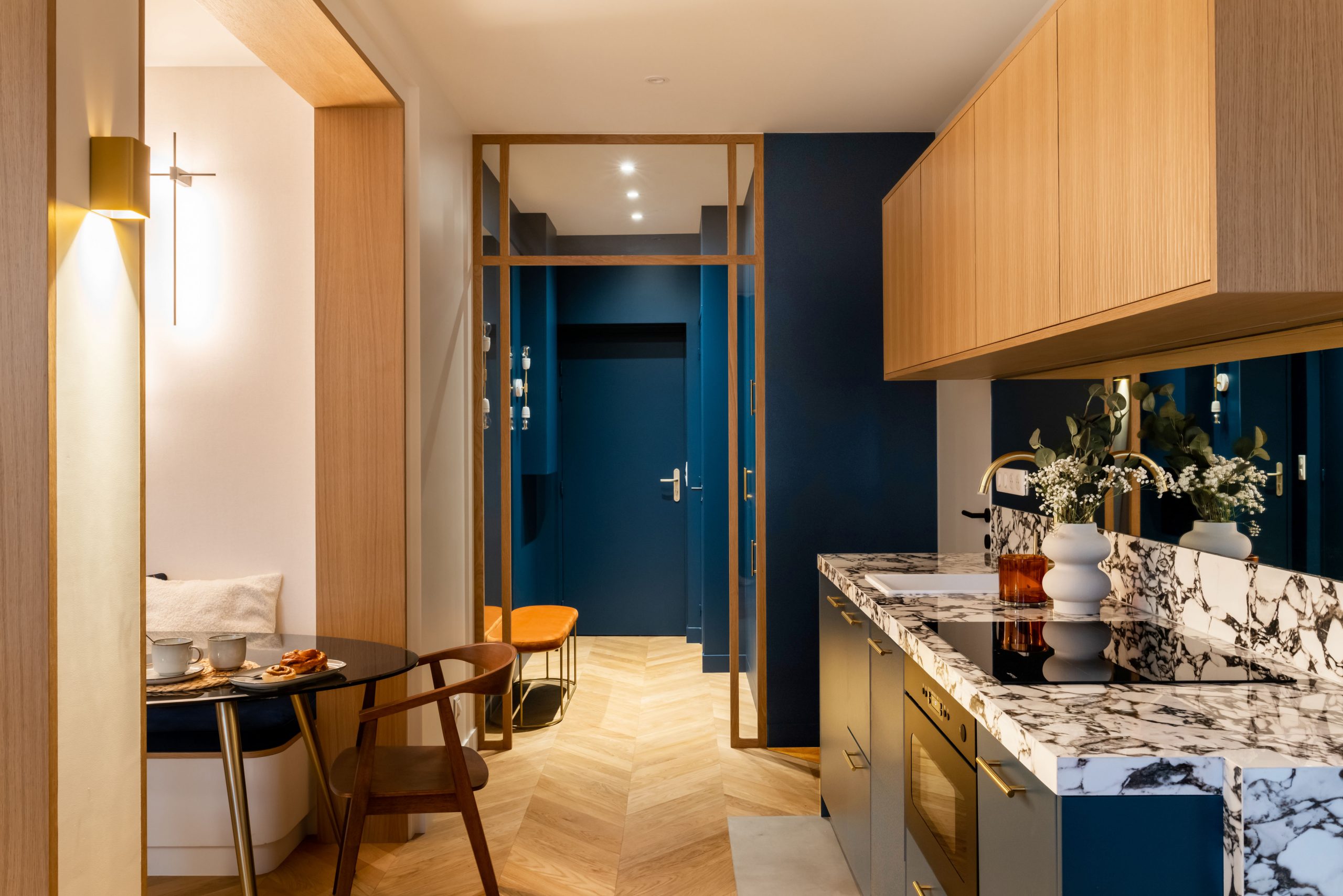 kitchen and dining room small three-room 55sqm apartment for rent in Paris contemporary decor Photo: © Agathe Tissier kitchen and dining room small three-room 55sqm apartment for rent in Paris contemporary decor Photo: © Agathe Tissier