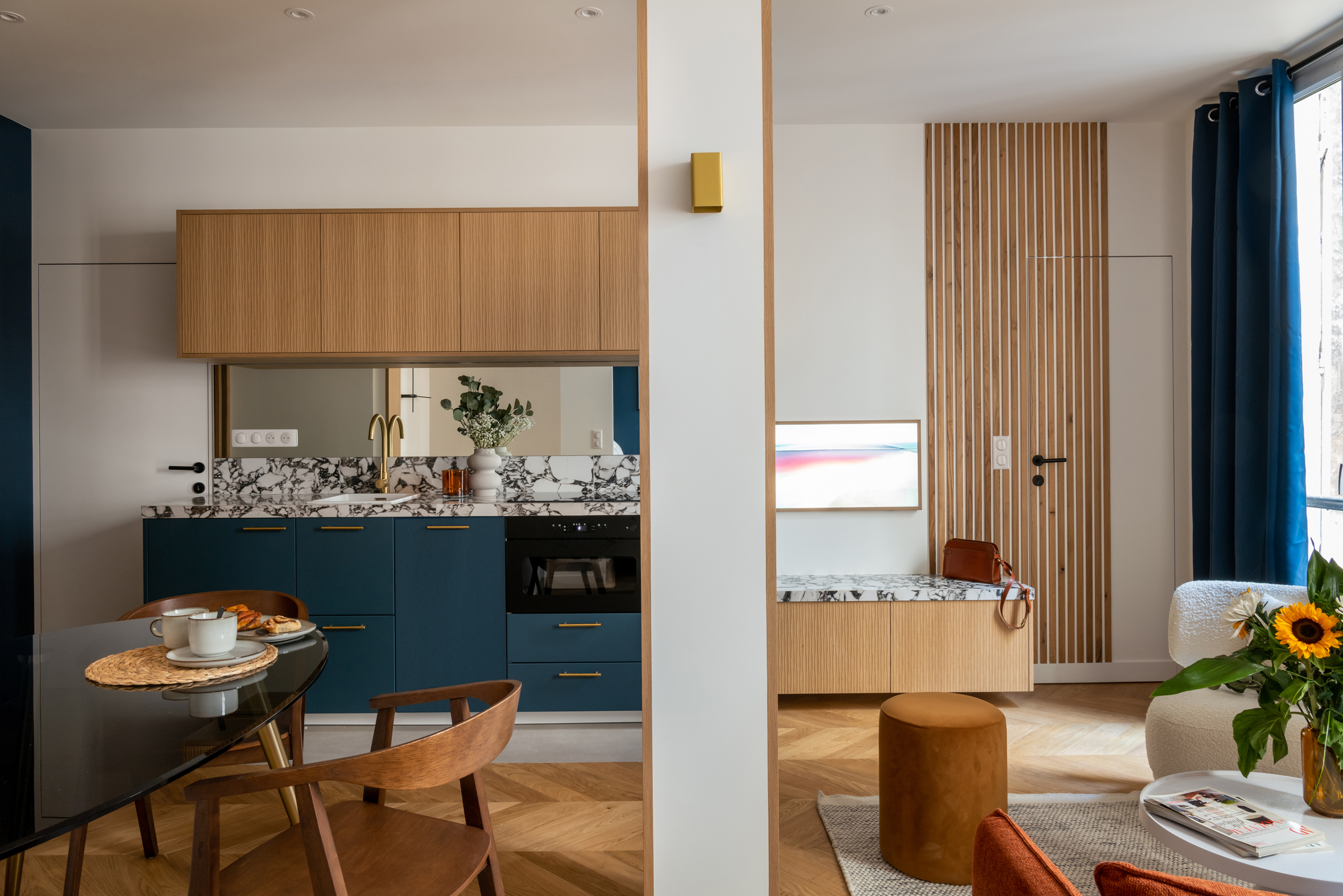 kitchen and living room small three-room 55sqm apartment for rent in Paris contemporary decor Photo: © Agathe Tissier kitchen and living room small three-room 55sqm apartment for rent in Paris contemporary decor Photo: © Agathe Tissier