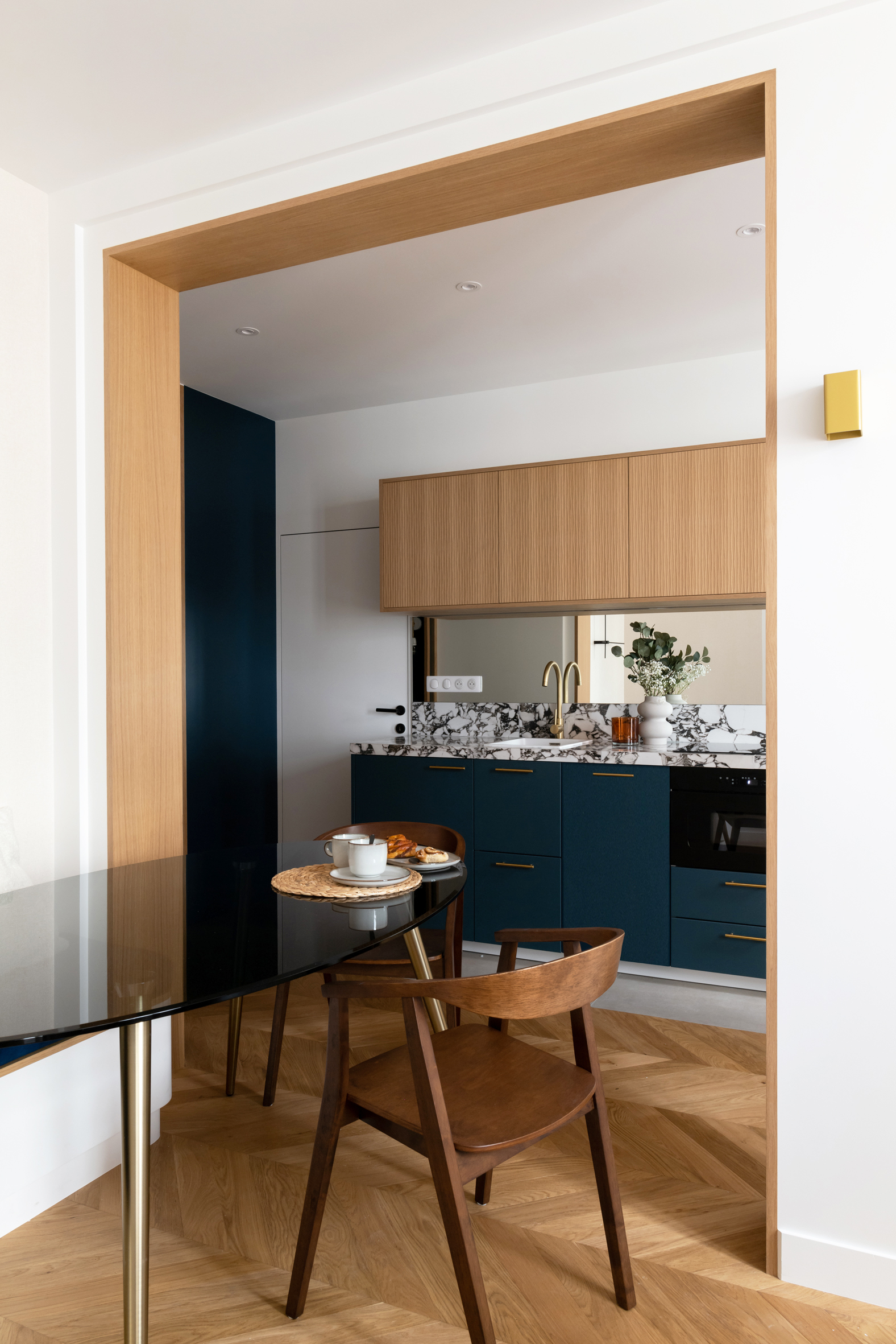 kitchen and dining room small three-room 55sqm apartment for rent in Paris contemporary decor Photo: © Agathe Tissier kitchen and dining room small three-room 55sqm apartment for rent in Paris contemporary decor Photo: © Agathe Tissier