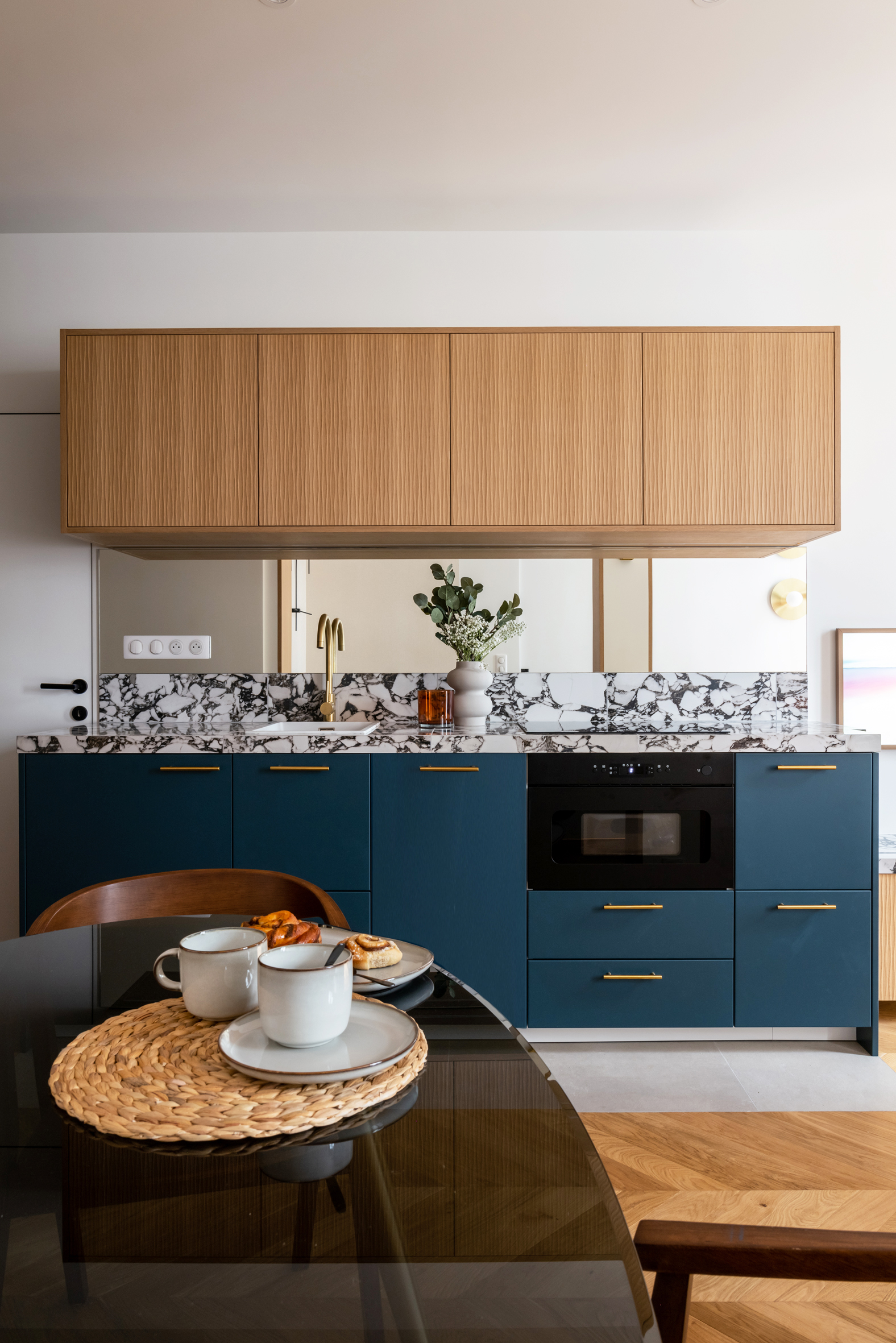 kitchen and dining room small three-room 55sqm apartment for rent in Paris contemporary decor Photo: © Agathe Tissier kitchen and dining room small three-room 55sqm apartment for rent in Paris contemporary decor Photo: © Agathe Tissier