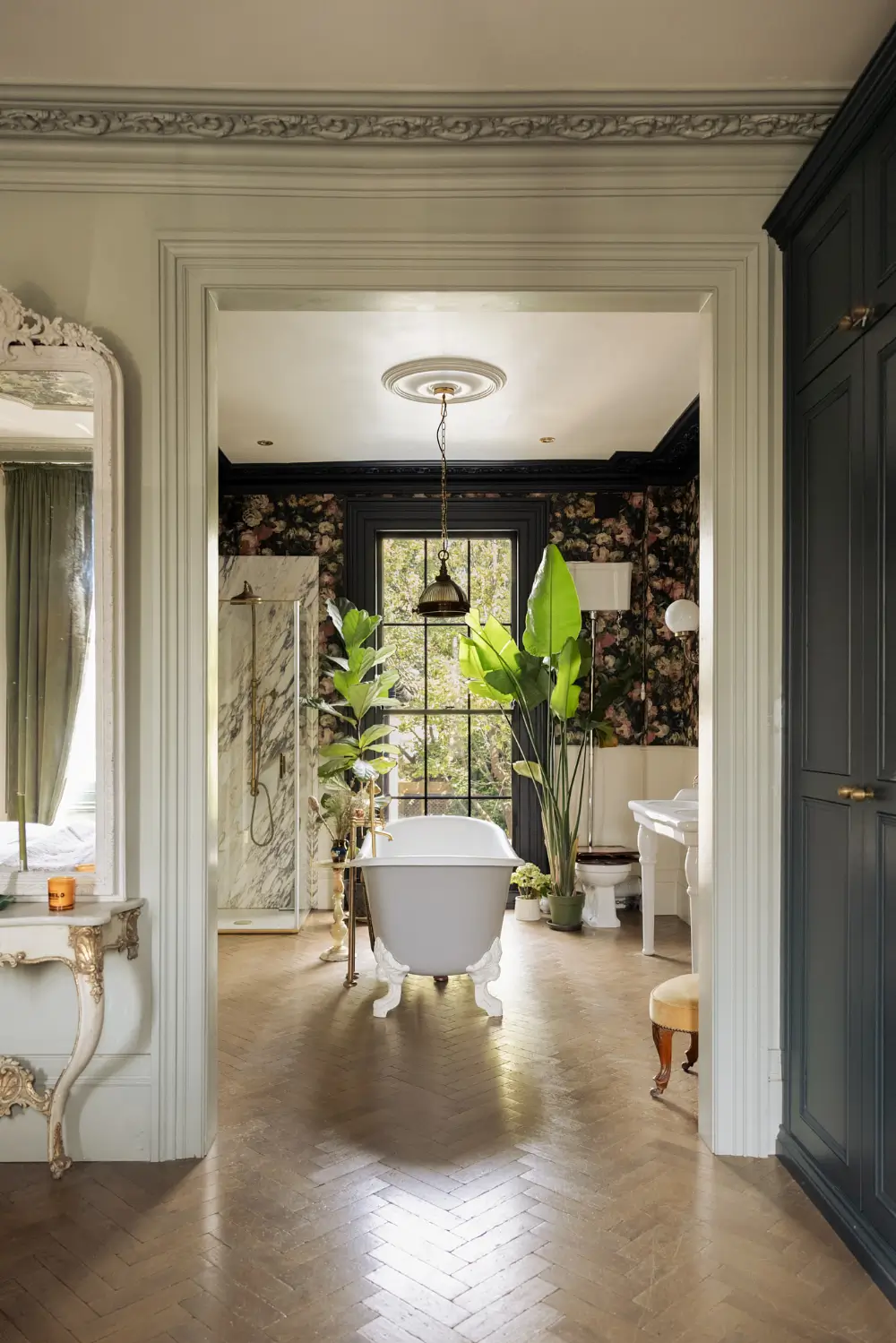 salle de bain rétro et chambre style classique chic maison victorienne rénovée et agrandie à Londres