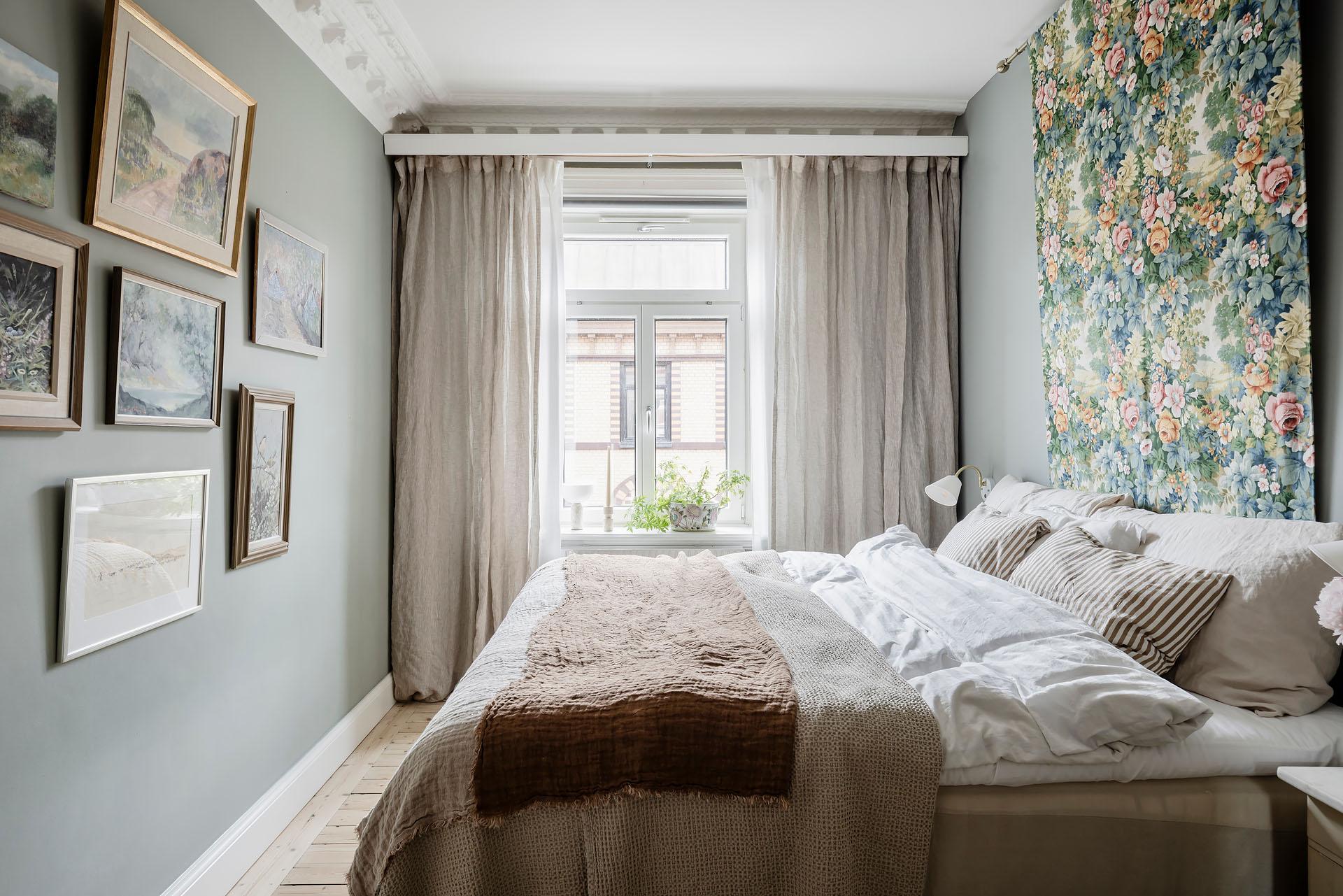 chambre murs bleu pâle avec moulures poêle en céramique blanche décoration scandinave appartement ancien 81m2
