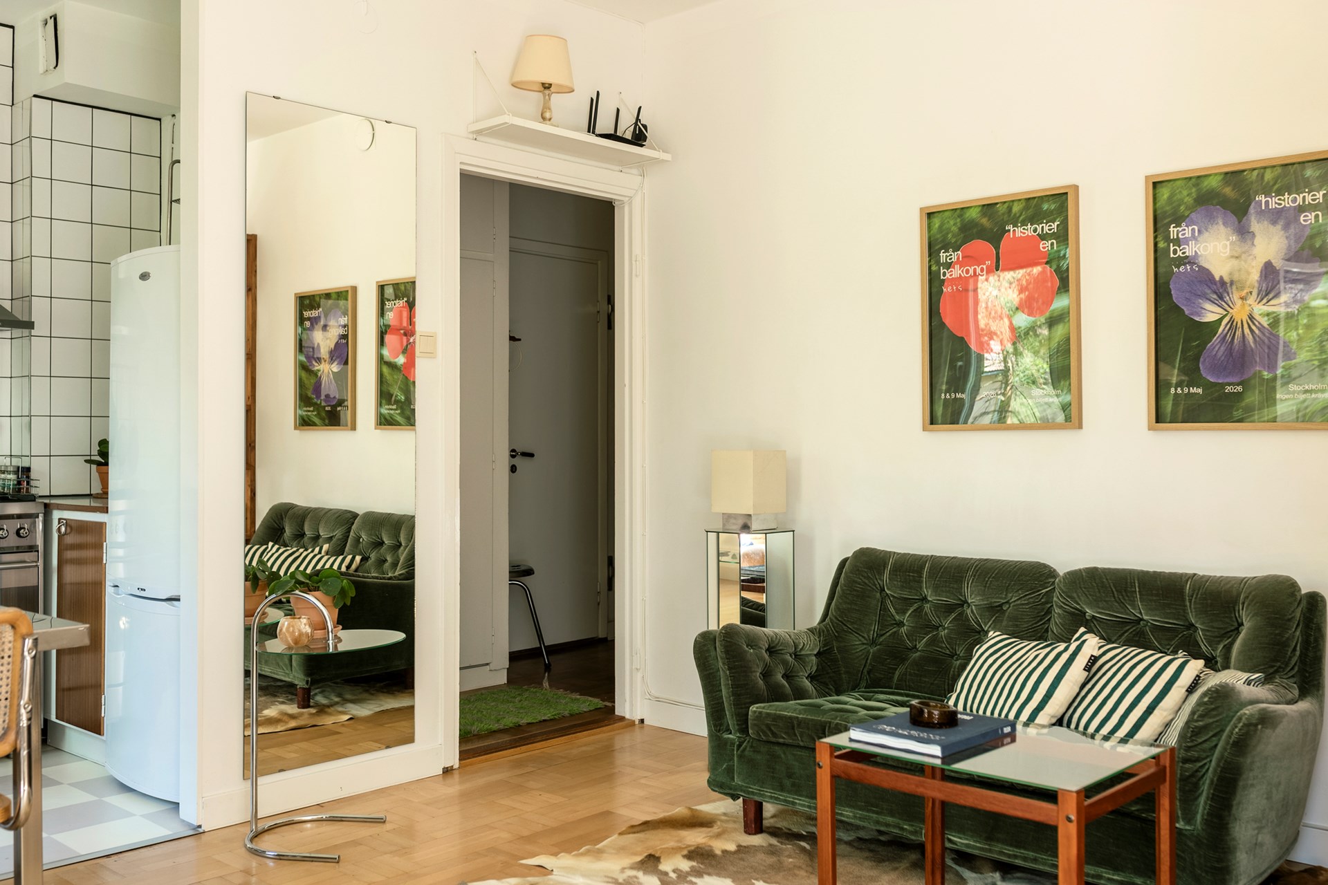 salon avec canapé velours vert et cuisine ouverte studio 31m2 décoration vintage scandinave salon avec canapé velours vert et cuisine ouverte studio 31m2 décoration vintage scandinave