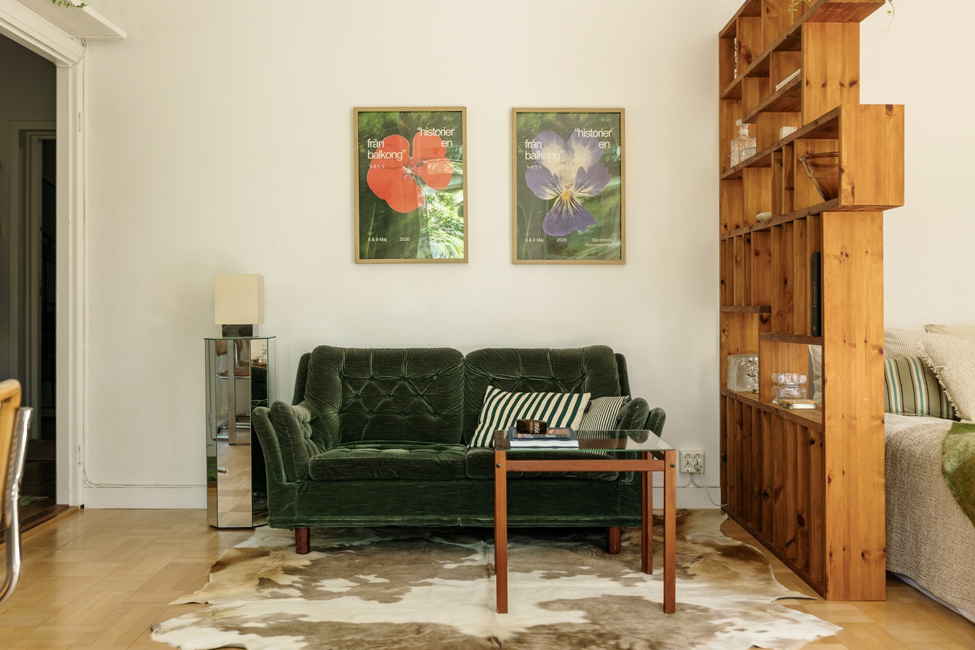 salon avec canapé velours vert et chambre semi-ouverte studio 31m2 décoration vintage scandinave salon avec canapé velours vert et chambre semi-ouverte studio 31m2 décoration vintage scandinave