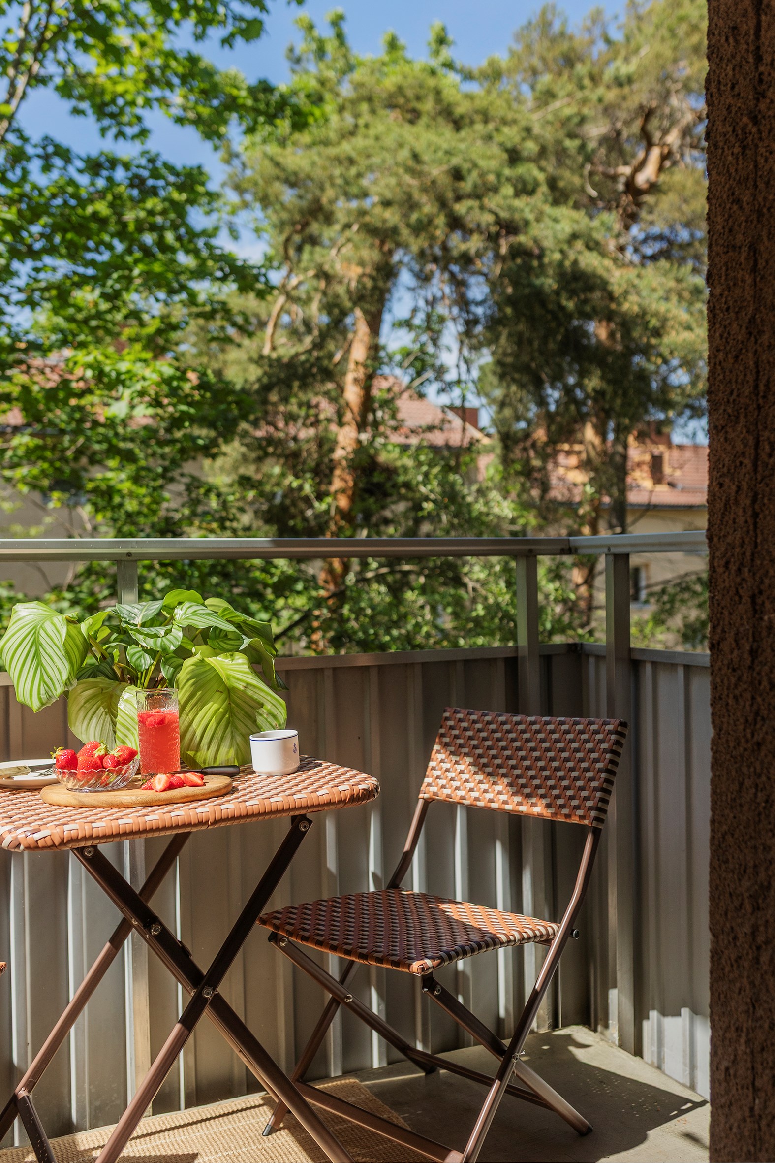 balcon avec table et chaises balcon avec table et chaises