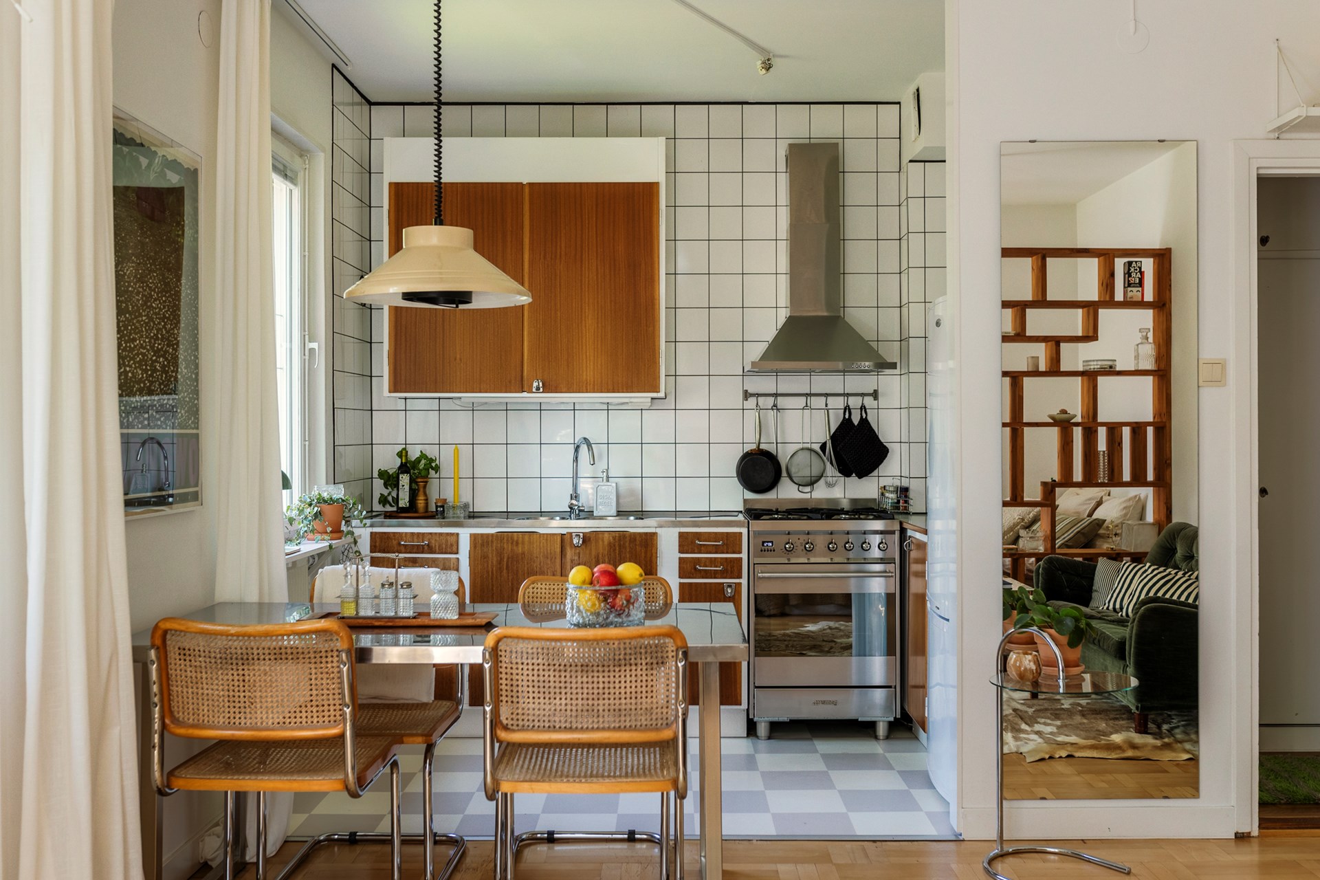 cuisine ouverte avec sol à damier studio 31m2 décoration vintage scandinave cuisine ouverte avec sol à damier studio 31m2 décoration vintage scandinave