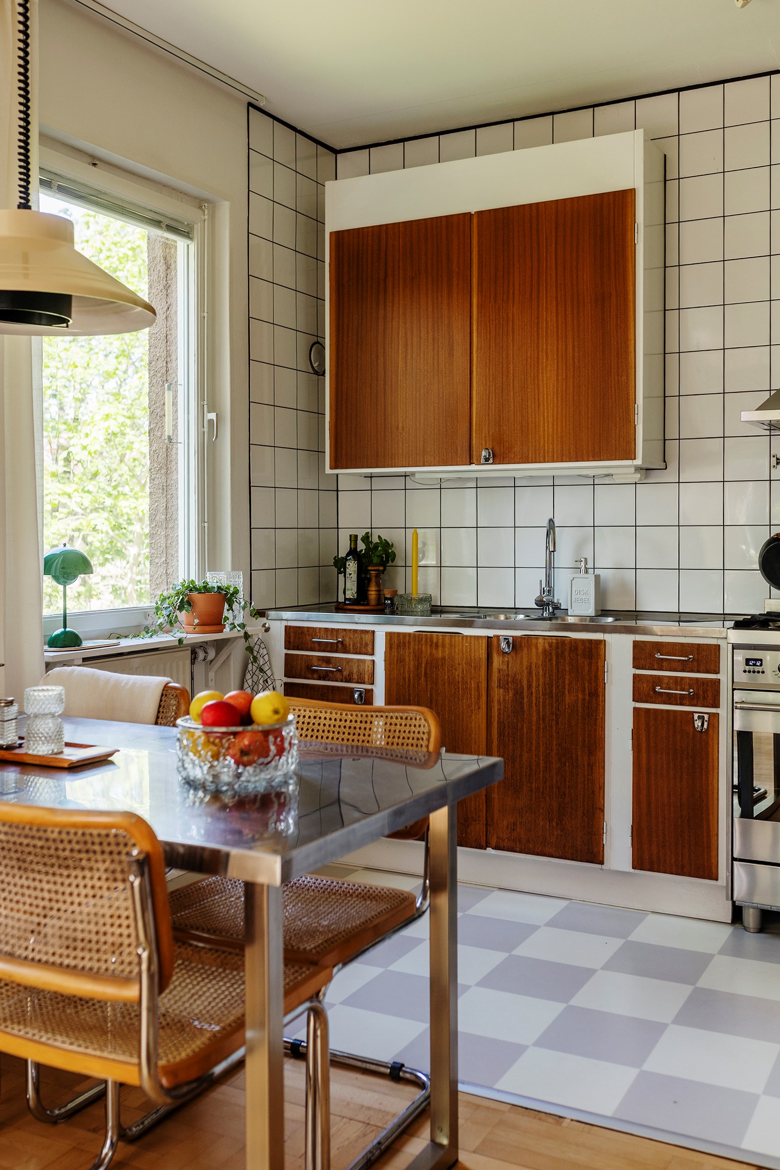 cuisine ouverte avec sol à damier studio 31m2 décoration vintage scandinave cuisine ouverte avec sol à damier studio 31m2 décoration vintage scandinave