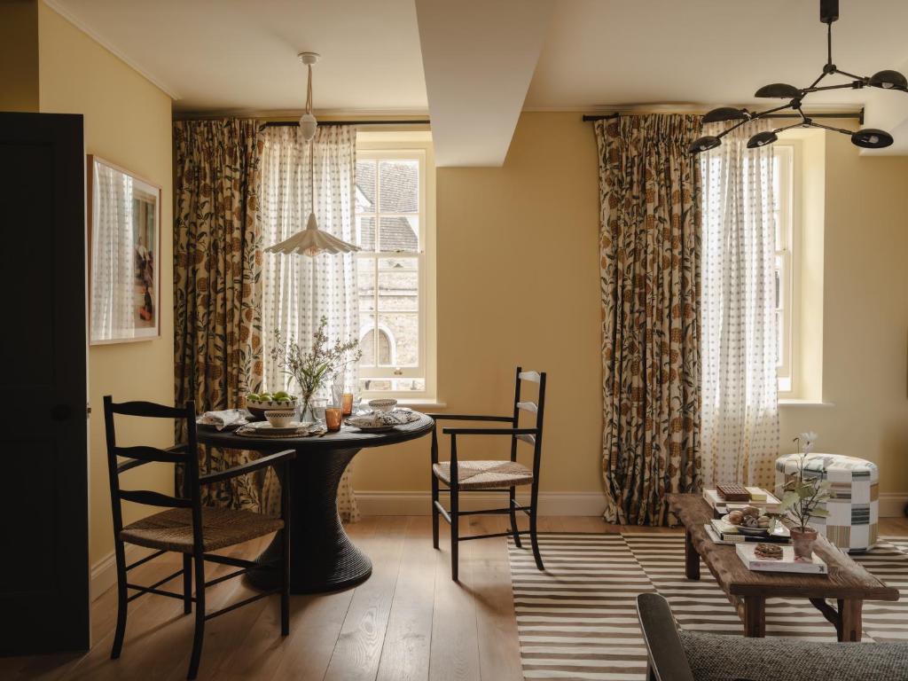 living room charming 56sqm apartment in Cotswolds classic chic decor