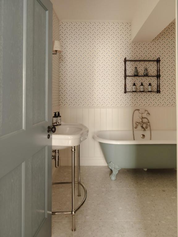 vintage style English bathroom