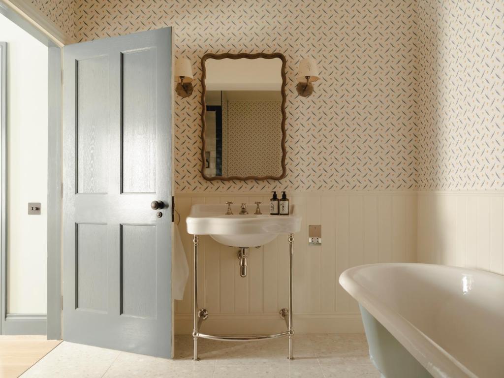 vintage style English bathroom
