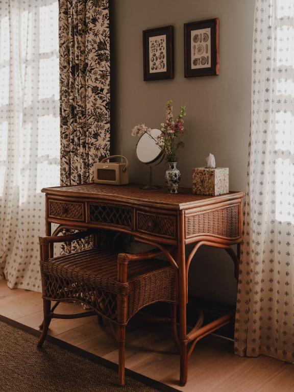 living room charming 56sqm apartment in Cotswolds classic chic decor