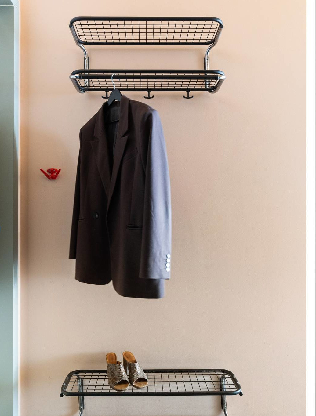 entrée minimaliste murs rose pâle deux-pièces 34m2 décoration scandinave vintage et colorée