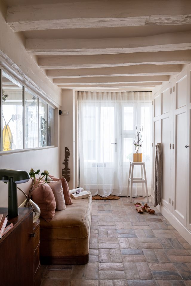 hallway with beams rustic decor apartment in Paris Bastille Photo : © Agathe Tissier hallway with beams rustic decor apartment in Paris Bastille Photo : © Agathe Tissier