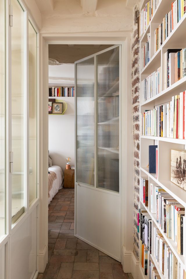 hallway with glass doors apartment in Paris Bastille Photo : © Agathe Tissier hallway with glass doors apartment in Paris Bastille Photo : © Agathe Tissier