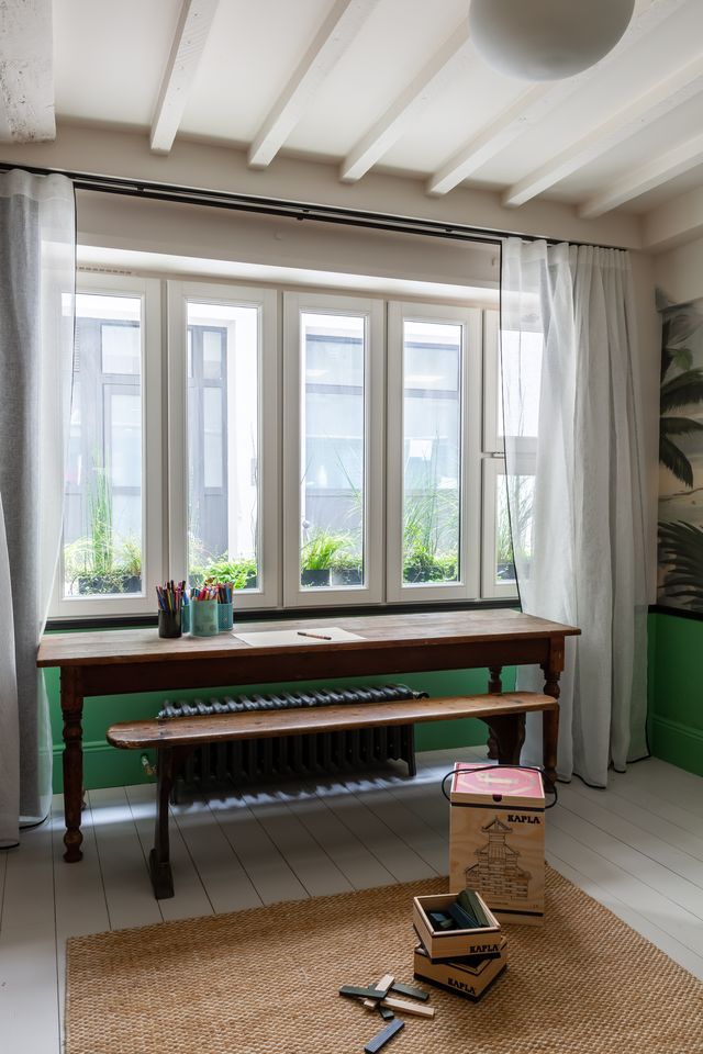 child bedroom with wooden rustic desk Photo : © Agathe Tissier child bedroom with wooden rustic desk Photo : © Agathe Tissier