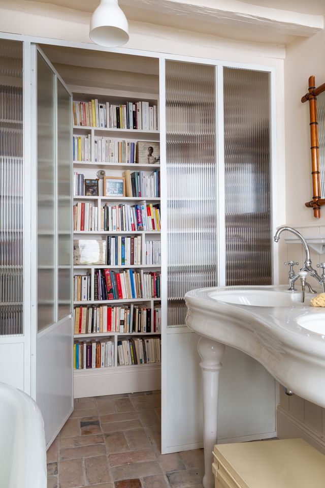 bathroom with glass doors vintage decor Photo : © Agathe Tissier bathroom with glass doors vintage decor Photo : © Agathe Tissier