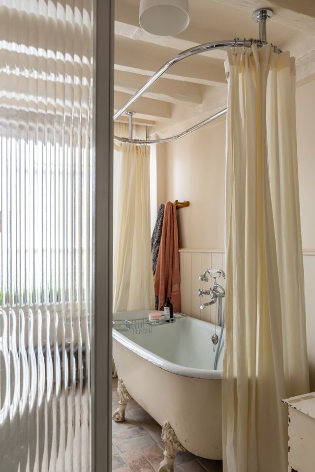 bathroom with glass doors vintage decor Photo : © Agathe Tissier bathroom with glass doors vintage decor Photo : © Agathe Tissier