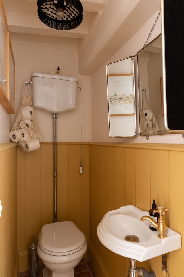 lavatory wc toilets retro style yellow walls Photo : © Agathe Tissier lavatory wc toilets retro style yellow walls Photo : © Agathe Tissier