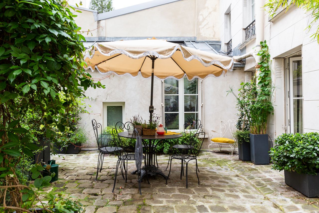courtyard with stones apartment in Paris Bastille Photo : © Agathe Tissier courtyard with stones apartment in Paris Bastille Photo : © Agathe Tissier