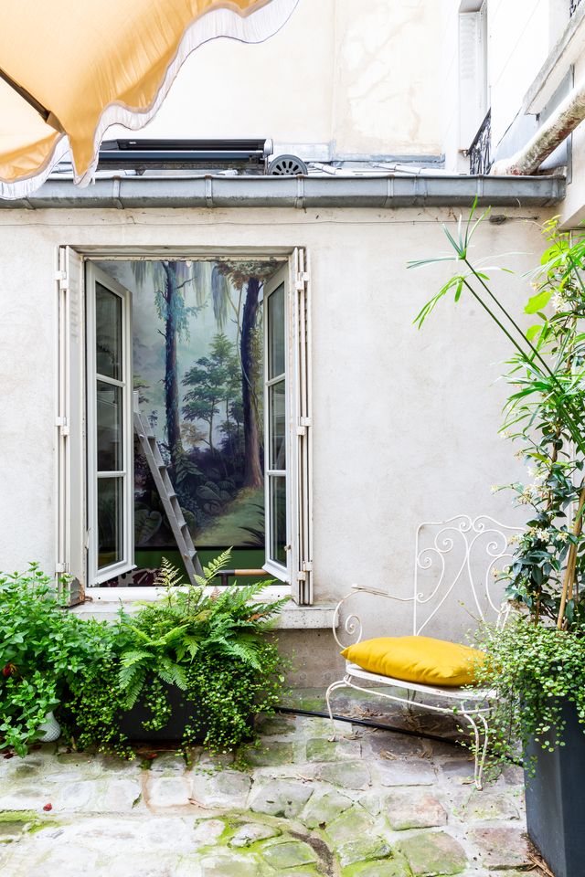courtyard with stones apartment in Paris Bastille Photo : © Agathe Tissier courtyard with stones apartment in Paris Bastille Photo : © Agathe Tissier