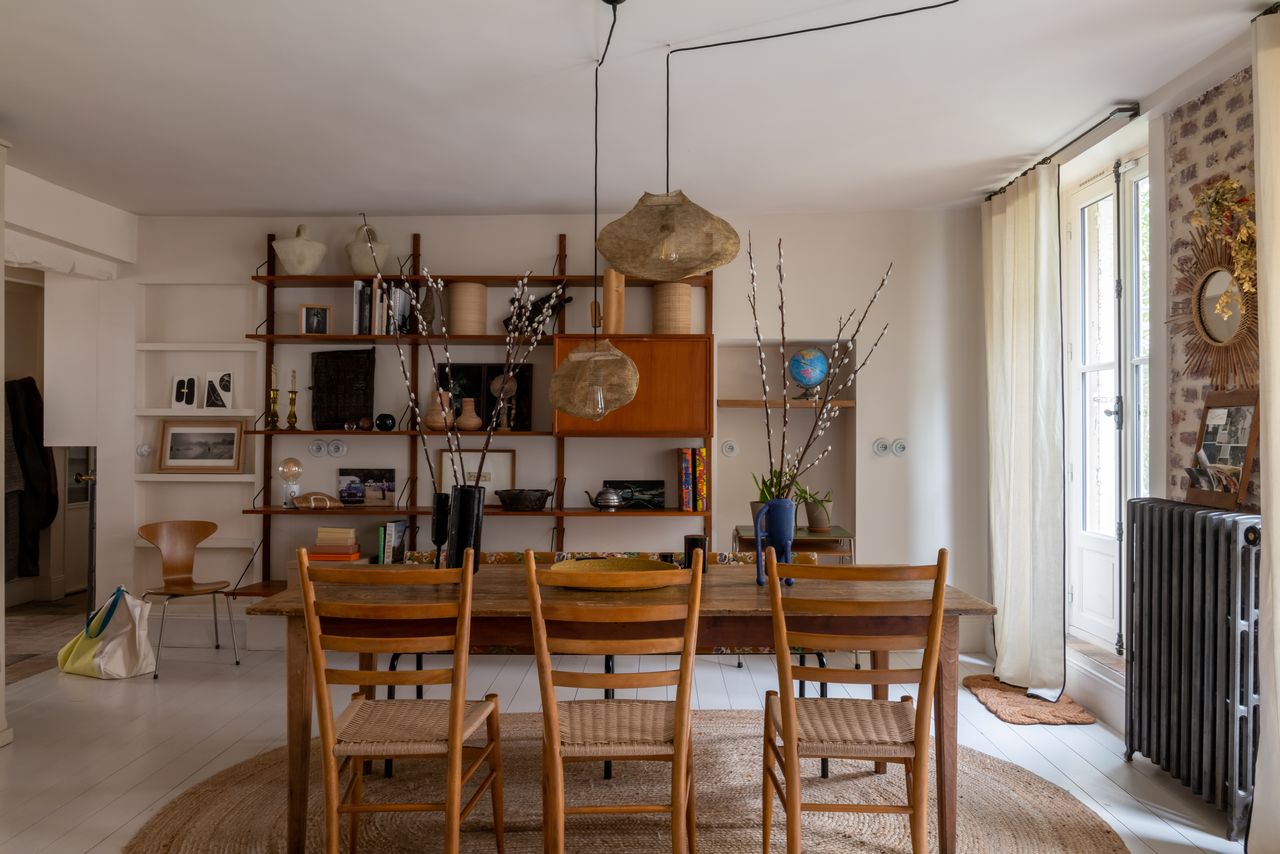 living room contemporary and mid-century decor apartment in Paris Bastille Photo : © Agathe Tissier living room contemporary and mid-century decor apartment in Paris Bastille Photo : © Agathe Tissier