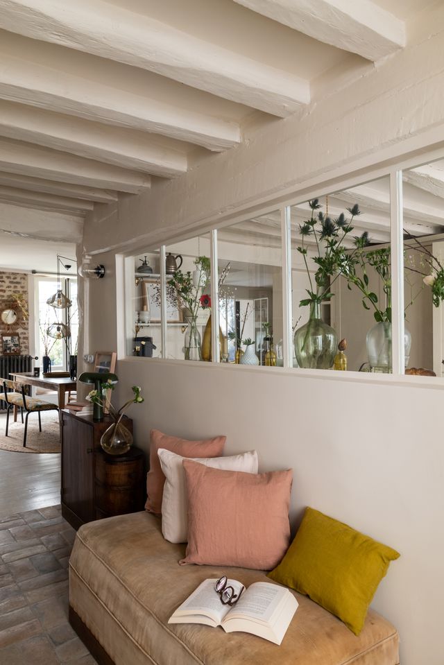 hallway with beams rustic decor apartment in Paris Bastille Photo : © Agathe Tissier hallway with beams rustic decor apartment in Paris Bastille Photo : © Agathe Tissier