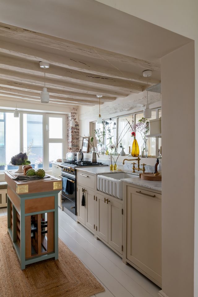 kitchen with beams rustic decor apartment in Paris Bastille Photo : © Agathe Tissier kitchen with beams rustic decor apartment in Paris Bastille Photo : © Agathe Tissier