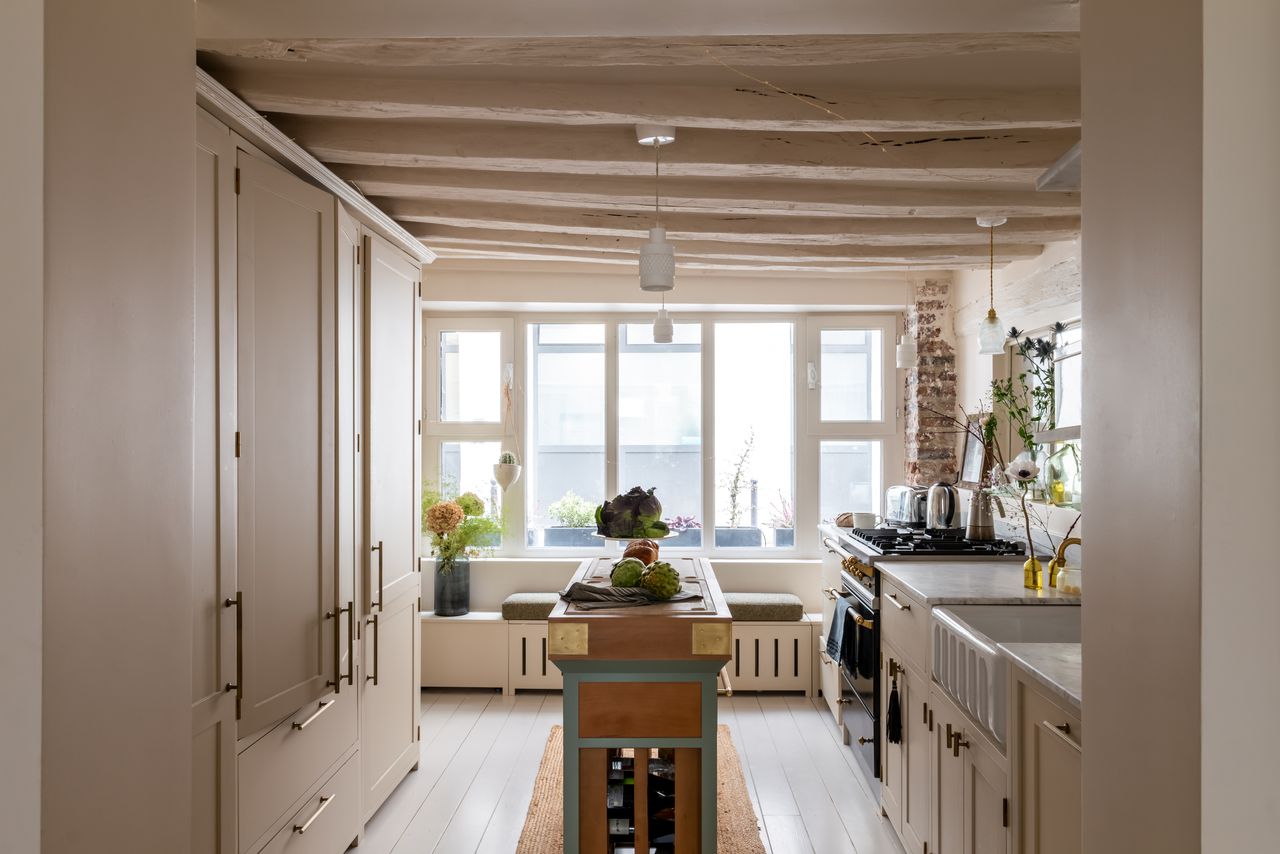 kitchen with beams rustic decor apartment in Paris Bastille Photo : © Agathe Tissier kitchen with beams rustic decor apartment in Paris Bastille Photo : © Agathe Tissier