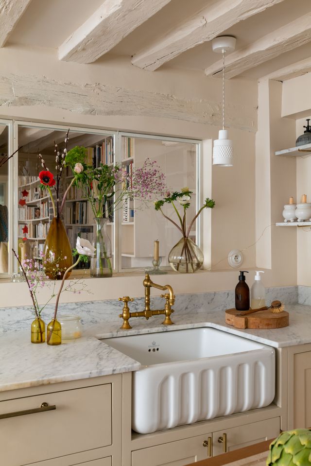 kitchen with beams rustic decor apartment in Paris Bastille Photo : © Agathe Tissier kitchen with beams rustic decor apartment in Paris Bastille Photo : © Agathe Tissier