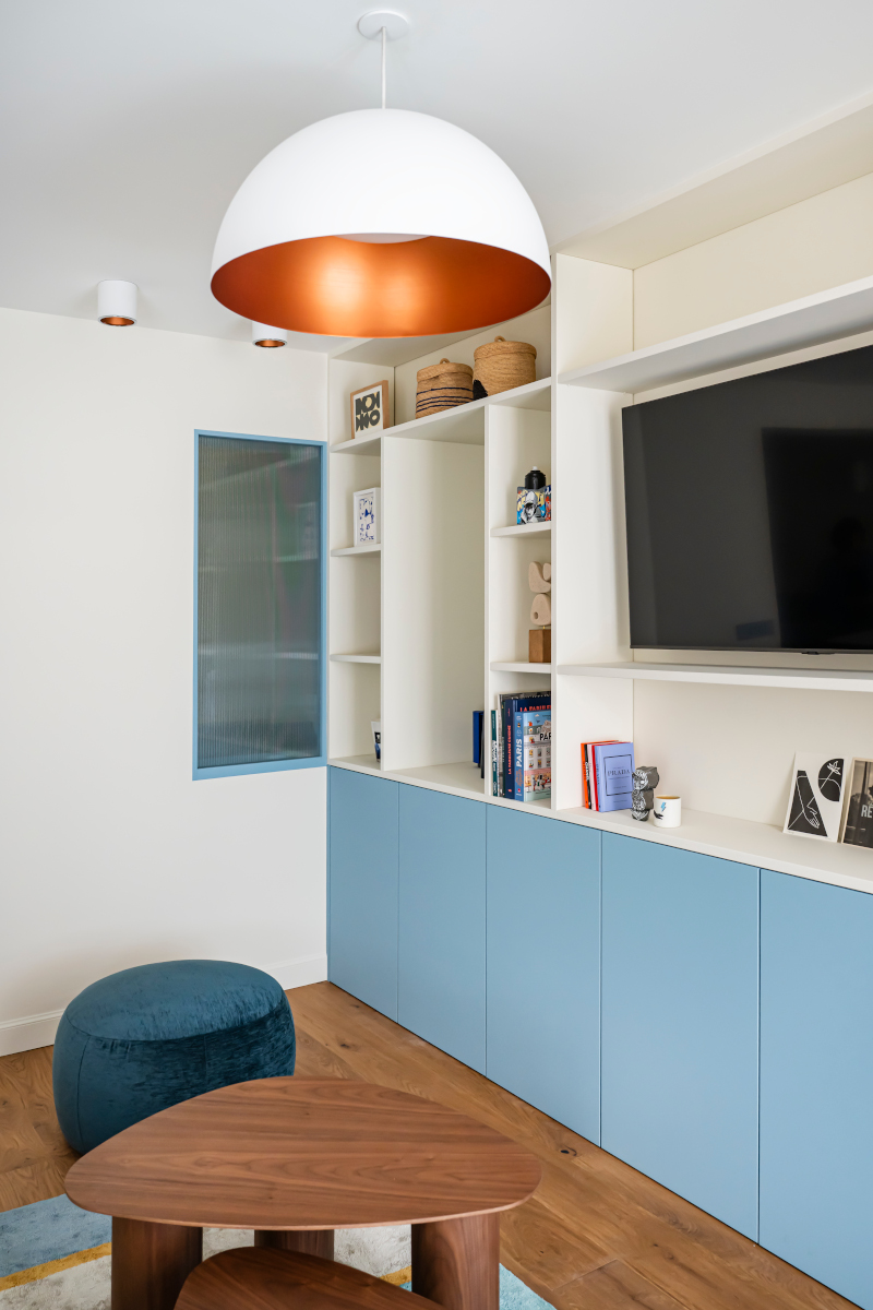 salon avec bibliothèque sur mesure appartement de 60m2 rénové à Paris Photo : ©Julien Pépy