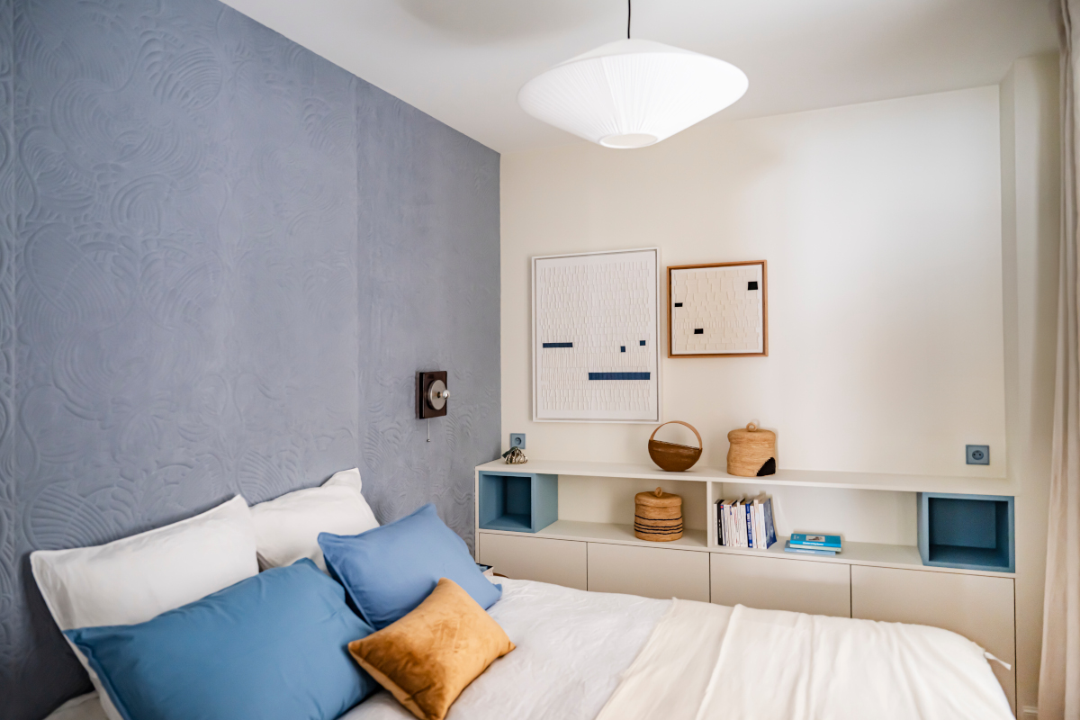 chambre bleue appartement de 60m2 rénové à Paris Photo : ©Julien Pépy