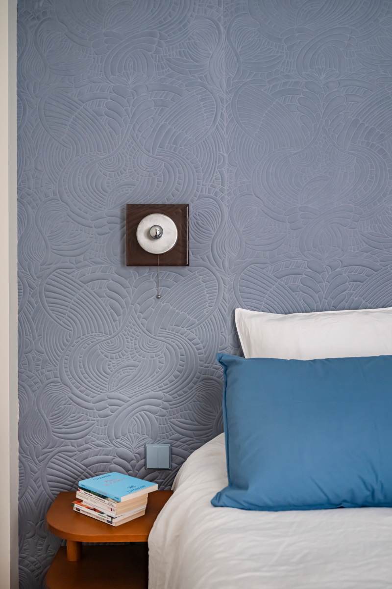 chambre bleue appartement de 60m2 rénové à Paris Photo : ©Julien Pépy