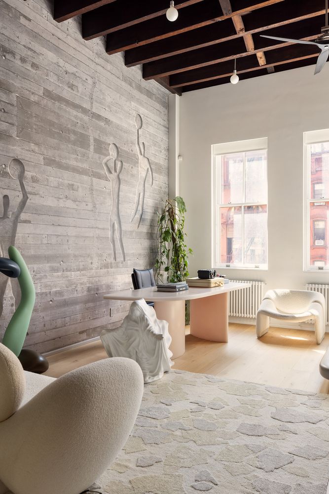 salon loft avec poutres et murs béton décoration design dans ancienne caserne de pompiers SoHo New York maison de Daniel Arsham