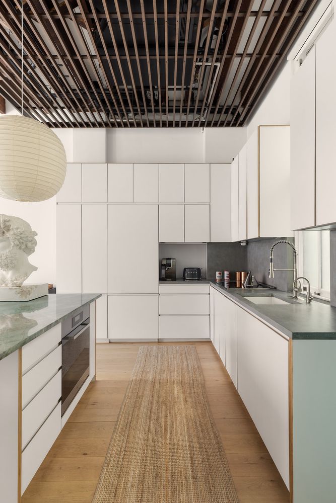 cuisine ouverte blanche design dans ancienne caserne de pompiers SoHo New York maison de Daniel Arsham
