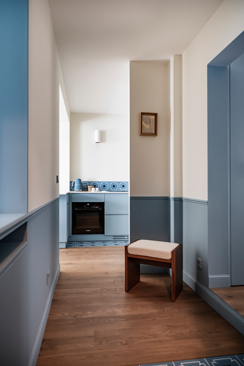 couloir et cuisine ouverte appartement de 60m2 rénové à Paris Photo : ©Julien Pépy
