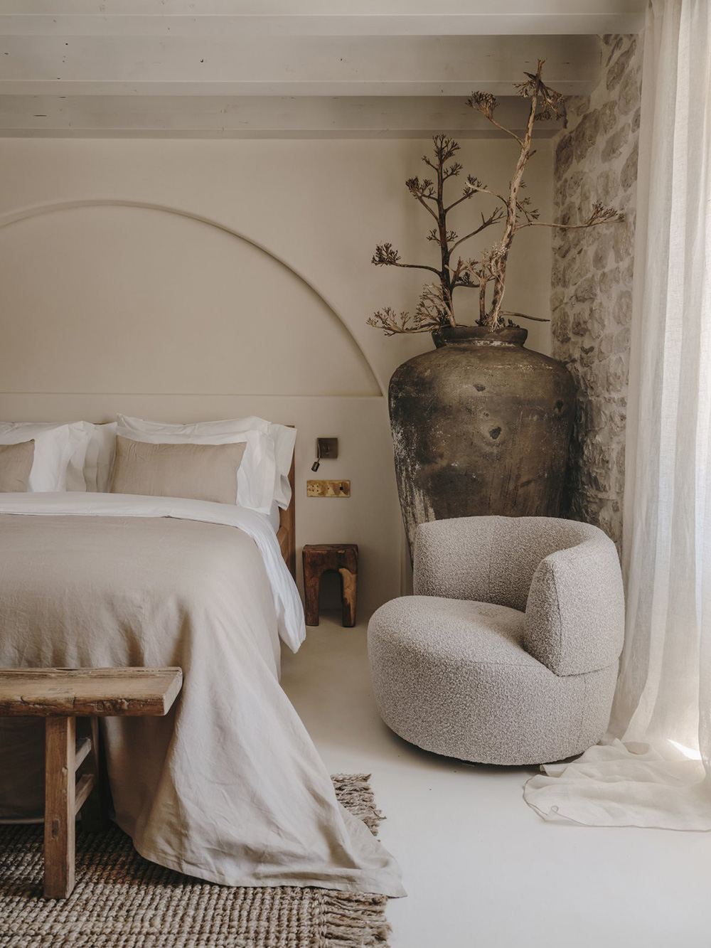 chambre avec poutres et murs de pierre décoration contemporaine beige palais du 19e siècle Palazzo Caterina Hvar Croatie