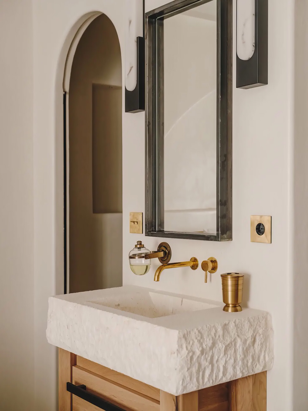 salle de bain décoration rustique chic palais du 19e siècle Palazzo Caterina Hvar Croatie
