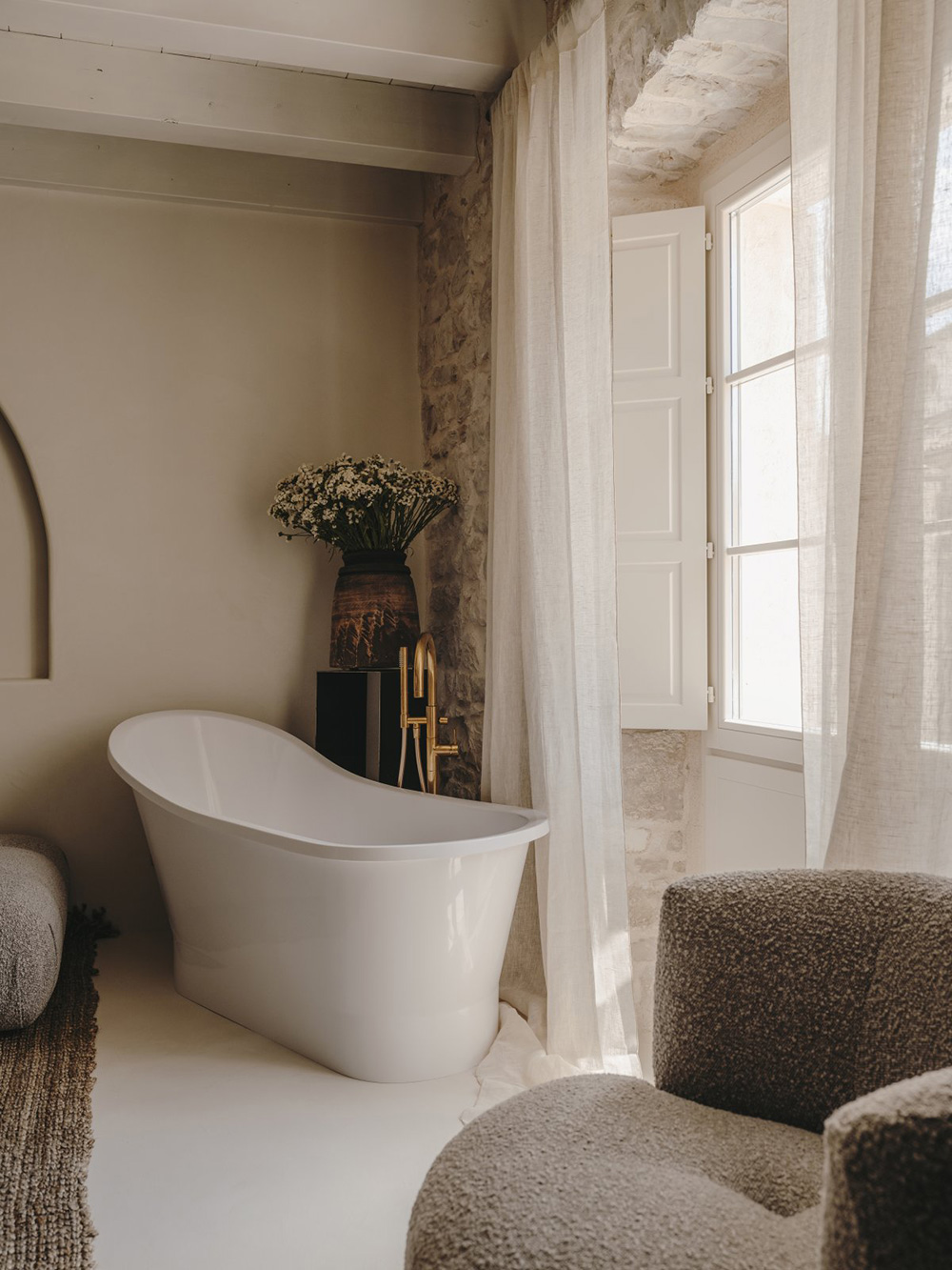 chambre avec poutres et murs de pierre baignoire design décoration contemporaine beige palais du 19e siècle Palazzo Caterina Hvar Croatie