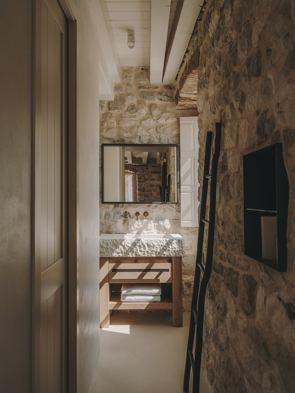 salle de bain rustique chic murs de pierre palais du 19e siècle Palazzo Caterina Hvar Croatie