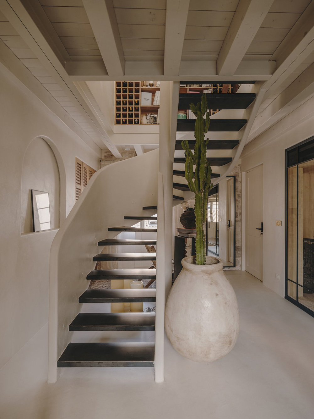 entrée avec escalier bois palais du 19e siècle Palazzo Caterina Hvar Croatie