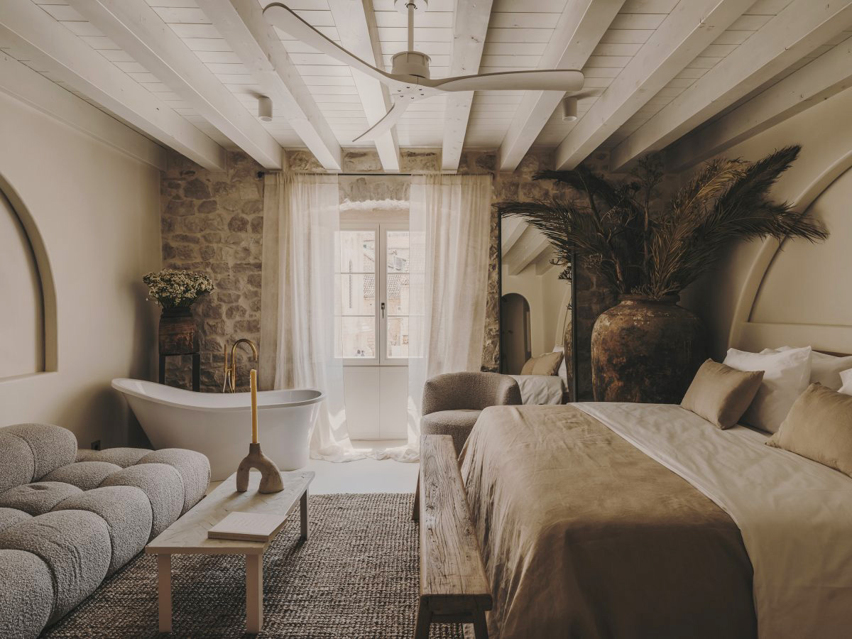 chambre avec poutres et murs de pierre baignoire design décoration contemporaine beige palais du 19e siècle Palazzo Caterina Hvar Croatie