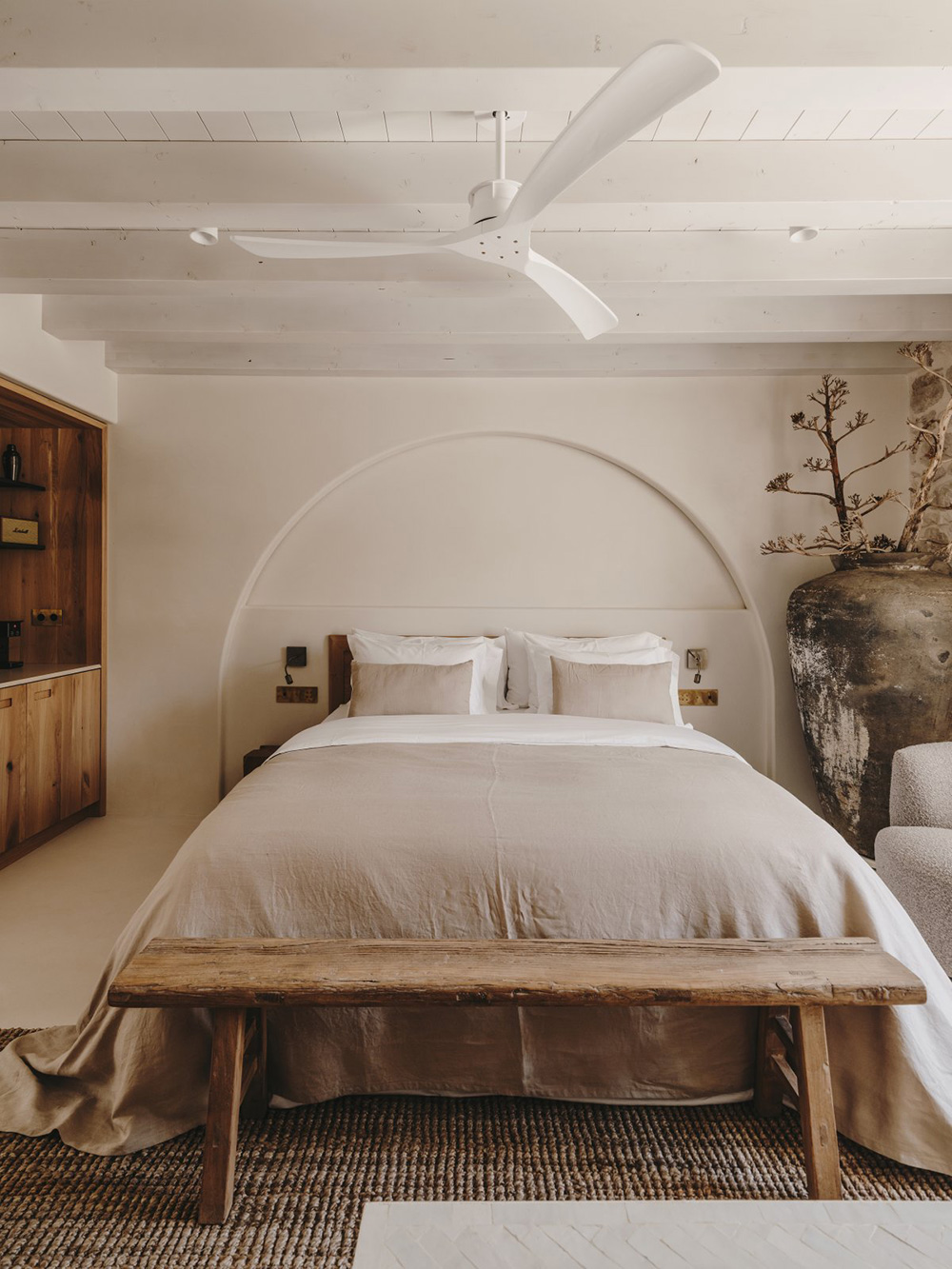 chambre avec poutres et murs de pierre décoration contemporaine beige palais du 19e siècle Palazzo Caterina Hvar Croatie